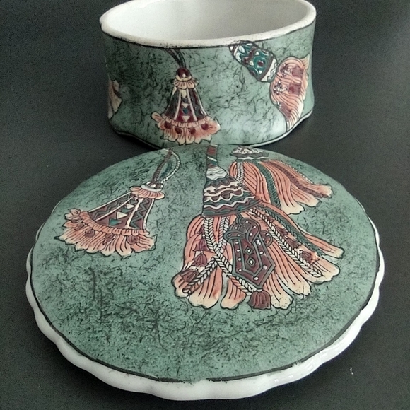 ‼️SOLD‼️ Vintage Oriental Collectible Porcelain Lidded Round Trinket Jewelry Box - Picture 6 of 11